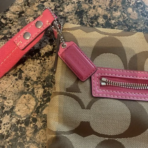 Vintage Coach Brown and Pink Signature Shoulder Bag preowned - Picture 6 of 14